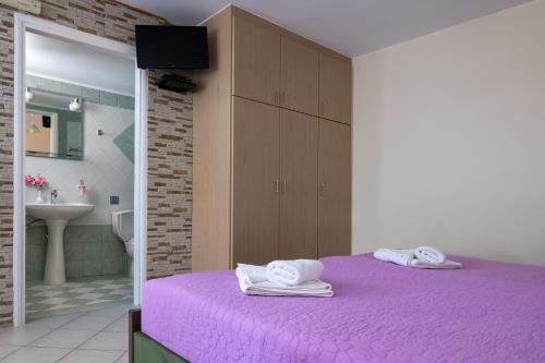 Ένα ή περισσότερα κρεβάτια σε δωμάτιο στο Armonia Apartments