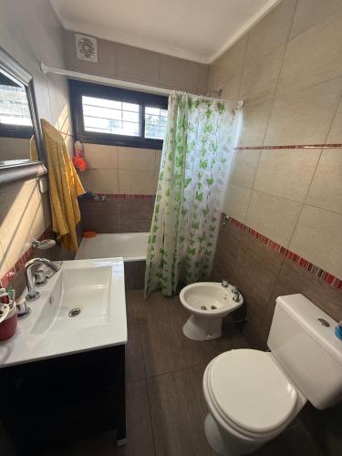 a bathroom with a sink and a toilet and a tub at Quinta en City Bell in City Bell