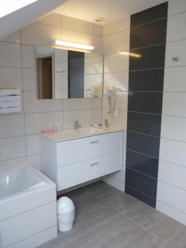 a bathroom with a sink and a mirror at Logis Hôtel Notre-Dame - restaurant ouvert midi et soir sauf dimanche soir in Danne-et-Quatre-Vents