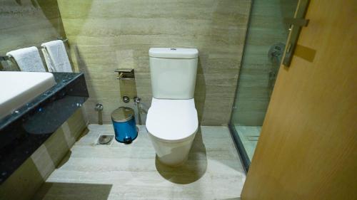 a bathroom with a toilet and a glass shower at فندق أورو بلازا ORO Plaza Hotel in Cairo