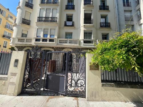 een gebouw met een poort ervoor bij Studio Carabacel in Nice