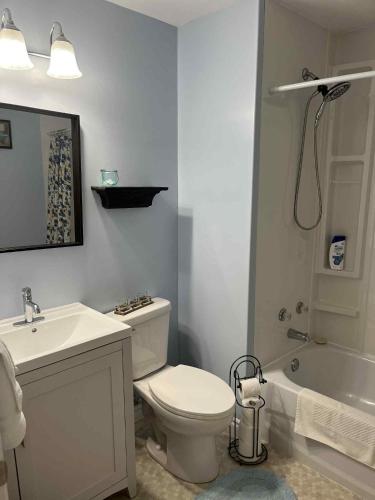 Un baño de Down Home Accommodations