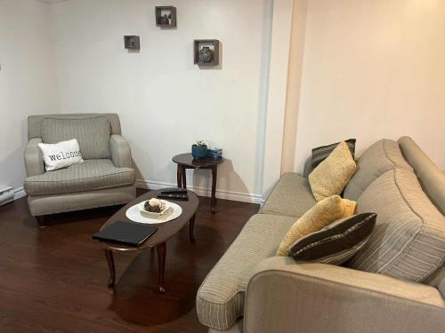 un soggiorno con due divani e un tavolino da caffè di Down Home Accommodations a Rocky Harbour