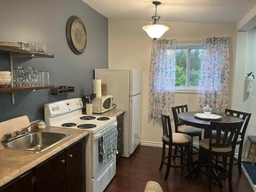 Dapur atau dapur kecil di Down Home Accommodations