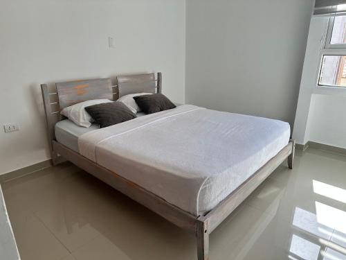 Ένα ή περισσότερα κρεβάτια σε δωμάτιο στο Cómodo apartamento Familiar totalmente equipado con estratégica ubicación Isla de Margarita