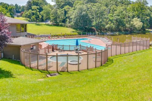 Πισίνα στο ή κοντά στο Golf and Hike Home with Resort Perks in Hedgesville