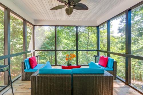 Χώρος καθιστικού στο Golf and Hike Home with Resort Perks in Hedgesville