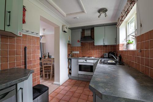 - une cuisine avec un comptoir dans une pièce dans l'établissement Dreamy Suffolk Country Cottage Escape, à Aldeby