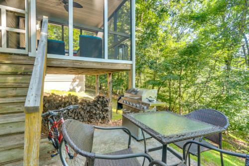 Κήπος έξω από το Golf and Hike Home with Resort Perks in Hedgesville
