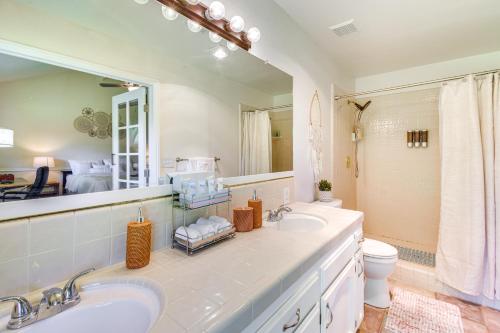 Ένα μπάνιο στο Clovis Family Home Private Pool, Near Old Town!