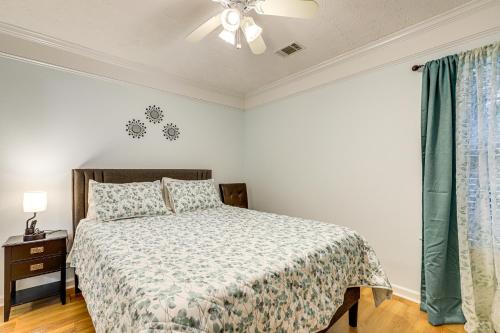 Katil atau katil-katil dalam bilik di 7 Mi to Dtwn Covington Bright Home with Deck and Yard