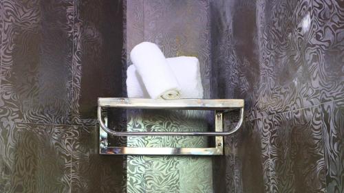 a towel holder with a roll of toilet paper on a wall at CASA DEL TITO in Oulad Akkou