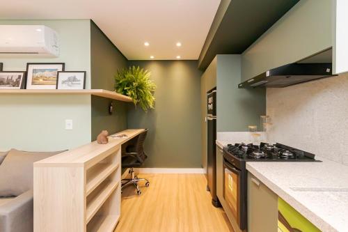 Dapur atau dapur kecil di Studio Jardim Botânico 1 Vaga no Estacionamento