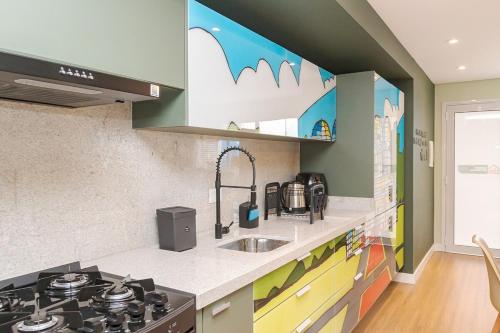 Dapur atau dapur kecil di Studio Jardim Botânico 1 Vaga no Estacionamento