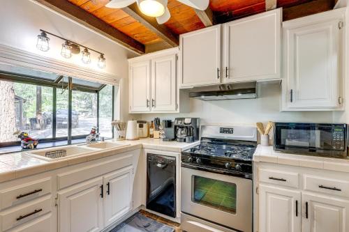 Η κουζίνα ή μικρή κουζίνα στο Between Big Bear and Lake Arrowhead - Cabin with View!