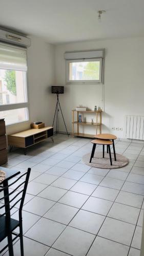 une chambre avec une table et un banc dans l'établissement Appartement 2 personnes sur Amiens, à Amiens