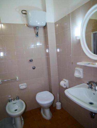 a bathroom with a toilet and a sink at La Spagnola Affittacamere in Amantea