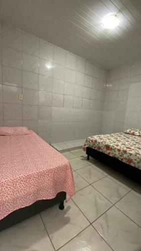 Una cama o camas en una habitación de Quarto Triplo Bougainville 2