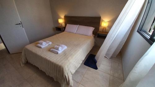 a bedroom with a bed with two towels on it at Alojamientos Litoral - España 2 in Gualeguaychú