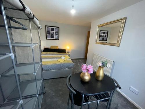 Postel nebo postele na pokoji v ubytování Vibrant Room in Centeral Ayr