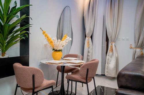 Uma área de estar em Azure Villa Suites Apart Hotel