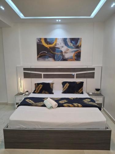 una camera da letto con un grande letto con cuscini neri e dorati di Seckebe Immo STUDIO JAUNE a Dakar