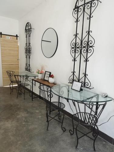 two glass tables and chairs against a white wall at DGM Lofts MTY MN 960 C centro cerca de todo in Monterrey