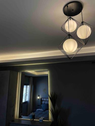 a room with a mirror and two lights on the ceiling at شقة فاخرة غرفة وصالة بالقرب من الحرم النبوي 501 in Al Madinah