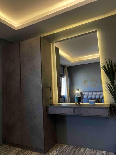 a bathroom with a mirror and a sink in a room at شقة فاخرة غرفة وصالة بالقرب من الحرم النبوي 501 in Al Madinah