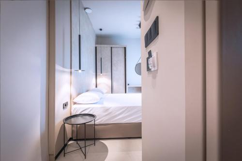 Una cama o camas en una habitación de Laki Beach Hotel