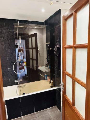 a bathroom with a bath tub and a sink at VACANCE a MAHDIA in Bin Rhilouf