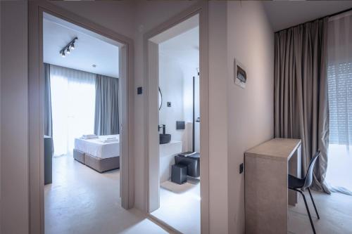 Una cama o camas en una habitación de Laki Beach Hotel