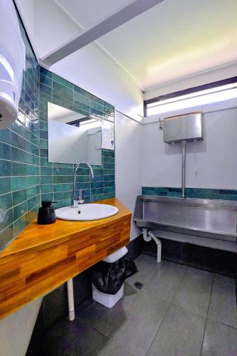 a bathroom with a sink and a bath tub at Rose City Caravan Park in Warwick