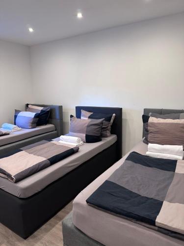 two beds sitting next to each other in a room at Monteurwohnung Apartment mit Stellplatz in Essen