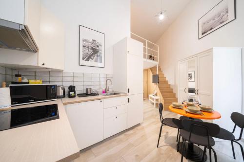 City Park Harmony Studio Heroes Sq AC, Smart TV