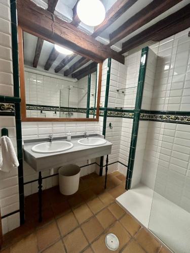 a bathroom with two sinks and a shower at Casa Alba in Alcalá de Henares
