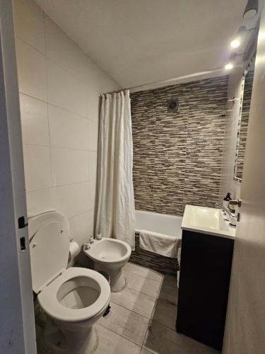 un bagno con un water e un lavandino di Departamento Santa Fe a Salta