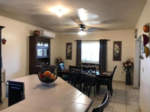 une cuisine et une salle à manger avec une table et des chaises dans l'établissement casa SUSY, à San Felipe