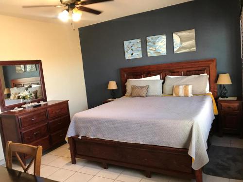 une chambre avec un grand lit et un miroir dans l'établissement casa SUSY, à San Felipe