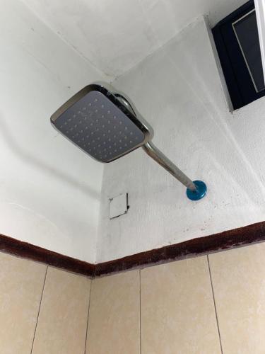 a spatula on the ceiling of a room at Hotel Sabrina in Cedro