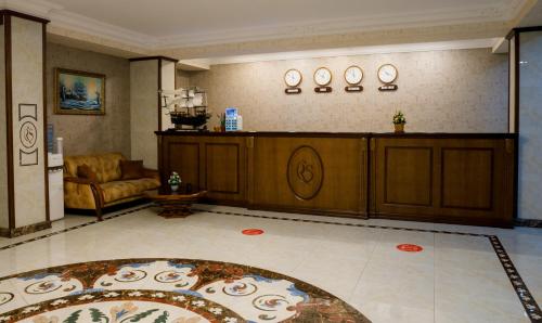 vestíbulo con sala de espera y recepción en RS Baku Hotel, en Baku
