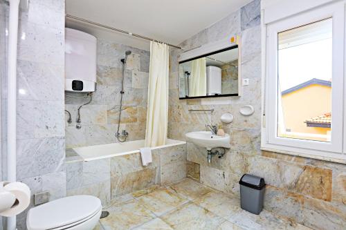 Kúpeľňa v ubytovaní Seaside holiday house Rogoznica - 6226