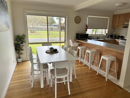 Кухня или мини-кухня в Sandy Beach House Cowes
