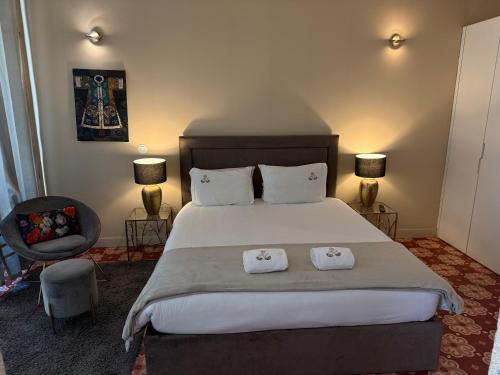 una camera da letto con un letto grande con due asciugamani sopra di ML Apartments Story a Porto