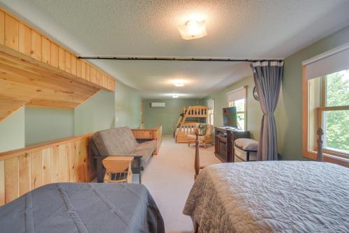 Ένα ή περισσότερα κρεβάτια σε δωμάτιο στο Wet Feet Retreat Year-Round Cabin in Frederic