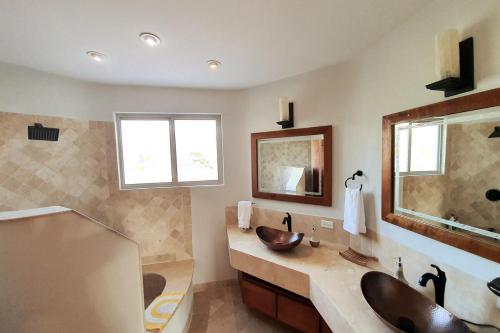 un bagno con un lavandino e un grande specchio di Beach 5 min walk - Private Casa Shona 5 Bedroom a San José del Cabo