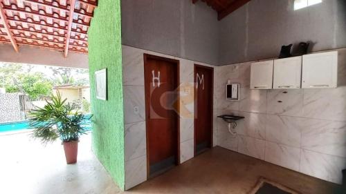 une chambre avec une porte et une plante en pot dans l'établissement Chácara Top, à Caldas Novas