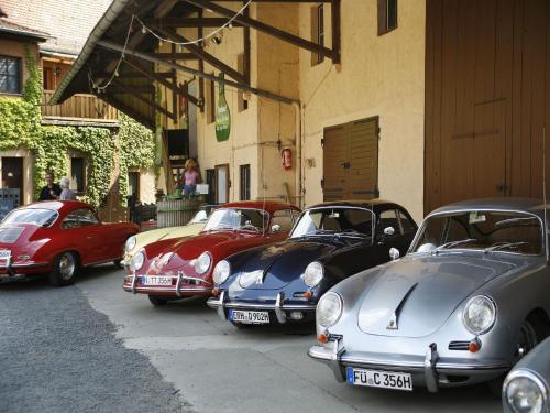 a row of parked cars parked next to a building at Worners Schloss Weingut & Wellness-Hotel in Prichsenstadt