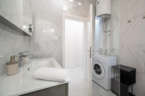 Apartments with parking space Mastrinka, Ciovo - 24727