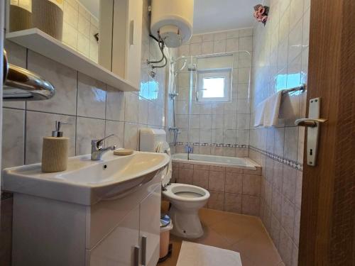 Apartments with parking space Palit, Rab - 24756